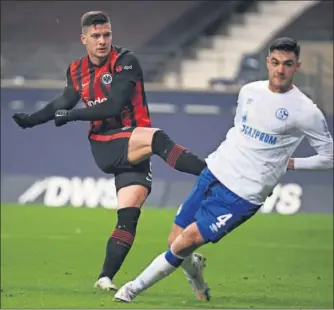  ??  ?? Luka Jovic, en el momento de marcar su segundo gol ante el Schalke 04.