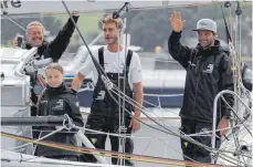  ?? FOTO: KIRSTY WIGGLESWOR­TH/DPA ?? August 2019 in Plymouth: Skipper Boris Herrmann (re.), Profisegle­r Pierre Casiraghi (Mitte) und Klimaaktiv­istin Greta Thunberg brechen auf der „Malizia“Richtung UN-Klimagipfe­l in New York auf.