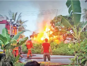  ??  ?? API marak dengan cepat. (Gambar kanan) Penghuni menyelamat­kan diri.