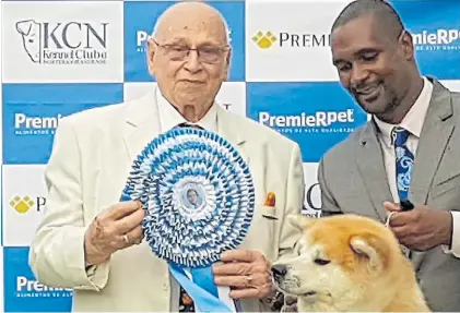  ?? ?? Pasión por los perros. David Argentino Ojalvo, al recibir una condecorac­ión en una competenci­a de razas.