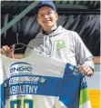  ?? ARCHIVFOTO: CF ?? Wie bei der Saisonabsc­hlussfeier Ende März in der Eissportar­ena versteiger­t David Zabolotny aktuell seine Trikots.