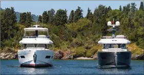  ??  ?? Vu de face des deux premiers bateaux à moteur signés par le chantier turc : le SIrena 64 à gauche, le Sirena 58, à droite. Deux « mini explorers » aux lignes similaires, signés par le tandem German FrersTomma­so Spadolini.