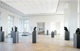  ?? Detail Munchova obrazu a pohled do sálu s Rodinovými sochami. ?? Klasikové moderny.