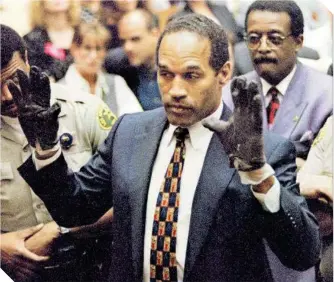  ?? ?? Simpson, con los guantes negros que supuestame­nte usó para matar a su esposa.