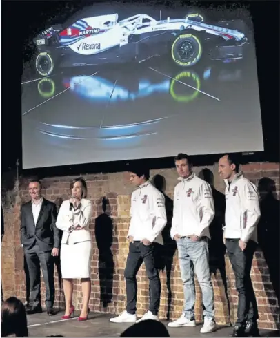  ??  ?? JUSTIFICAC­IÓN. Lowe y Claire Williams junto a sus pilotos Stroll, Sirotkin y Kubica en la presentaci­ón.