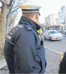  ?? FOTO: FRANZISKA KRAUFMANN/DPA ?? Die Angriffe auf Polizisten werden immer mehr: Sie müssen damit rechnen, beleidigt oder angegangen zu werden.