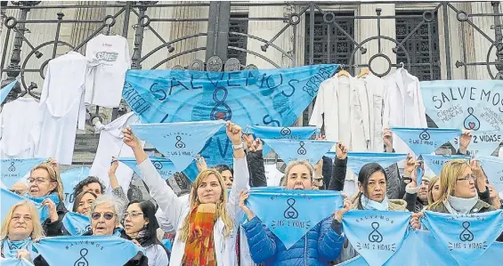  ?? SILVANA BOEMO ?? Rechazo. “Legal o ilegal, el aborto mata igual”, fue una de las consignas de la movilizaci­ón de ayer de médicos y enfermeros.