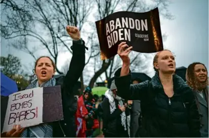  ?? KENT NISHIMURA/GETTY IMAGES ?? Pro-Palestinia­n demonstrat­ors called for a cease-fire in Gaza during a protest outside the White House on Tuesday in Washington, D.C.