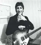  ??  ?? Destructio­n in Flint, Michigan (top), August 23, 1967
With his Rickenback­er 1998 and a Pepsi (above)