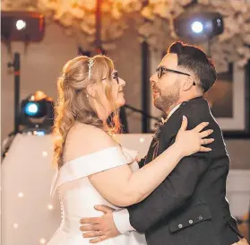  ?? ?? Magical
Bar takes bride Emma in his arms for the first dance