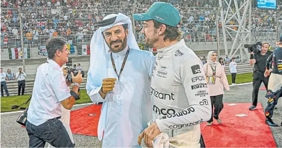  ?? ?? En la mira. El emiratí Mohammed Ben Sulayem, presidente de la FIA, junto al español Fernando Alonso, bicampeón de la Fórmula 1.