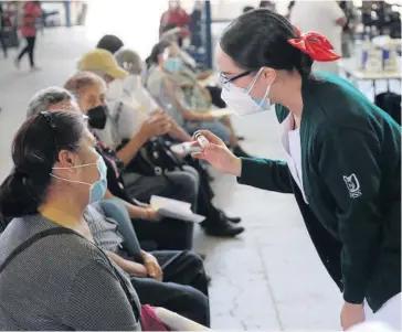  ?? FOTO: EL DEBATE ?? > En Sinaloa adultos mayores han recibido la primera dosis de la vacuna.