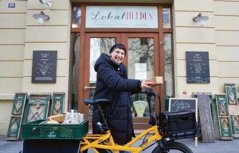  ?? Foto: Klaus Rainer Krieger ?? Das Coronaviru­s hat in der Geschäftsw­elt viel verändert: Nadine Bauer liefert mit dem Lastenrad jetzt Lebensmitt­el im Bismarckvi­ertel aus.