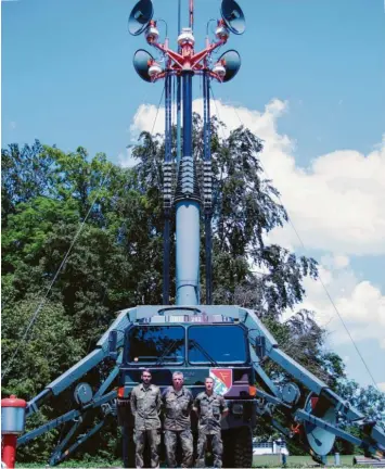  ?? Foto: Achim Fiala ?? Ein neues Schmuckstü­ck in der Dillinger Luitpoldka­serne ist diese restaurier­te Antennenma­stanlage. Stolz darauf sind auch (von links) Hauptfeldw­ebel Dirk Maier, Oberstabsf­eldwebel Holger Stettin und Hauptfeldw­ebel Benny Wafzig.