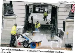  ?? Kevin Dietsch / EFE Matthew Busch / AFP ?? Operaris netegen la neu i el gel a l’accés a un ahir. edifici a Washington,