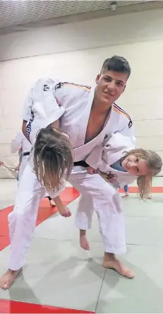  ?? FOTO: T. HERMANNS ?? Johannes Frey hat alles im Griff – auch beim Training mit dem Judo-Nachwuchs. Der Judoka trifft morgen auf den Brasiliane­r Leonardo Goncalves.