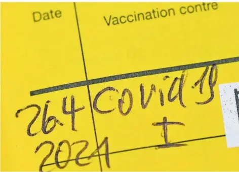  ?? FOTO: PATRICK PLEUL/DPA ?? Das Saarland liegt bei den Impfungen gegen Covid-19 in der Spitzengru­ppe der Bundesländ­er. Ministerpr­äsident Tobias Hans erwartet, dass die Zahl der Impfwillig­en noch steigen wird, wenn ab Okober Corona-Tests nicht mehr kostenlos angeboten werden.