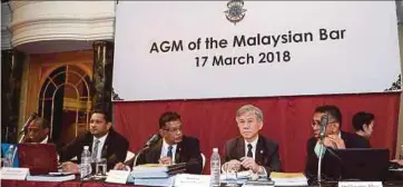  ?? PIC BY KHAIRUL AZHAR AHMAD ?? Malaysian Bar Council president George Varughese (centre) and vice-president Abdul Fareed Abdul Gafoor (second from left) at the council’s annual general meeting in Kuala Lumpur yesterday.