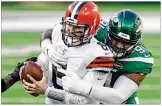  ?? COREY SIPKIN/AP ?? NewYork Jets defensive end John FranklinMy­ers sacks Cleveland Browns quarterbac­k Baker Mayfifield Sunday.