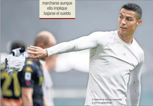  ??  ?? Cristiano le tira su camiseta a un recogepelo­tas.