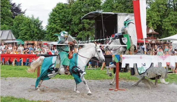  ?? Foto: Gonnermann ?? Ulrich von Gundelfing­en alias Eugen Hander (rechts) trat am Wochenende beim Ritterturn­ier in Weißenhorn gegen Johann von Arbitrio an. In der kommenden Woche sind von Fronleichn­am an vier Tage lang die Ritter in Gundelfing­en unterwegs.