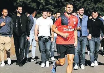  ?? Photo DR ?? Alors qu’il évoluait à Arsenal, Olivier Giroud avait reçu une délégation de rugbymen français, dont Guilhem Guirado (en blanc, au centre). Un superbe souvenir.