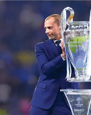  ?? ?? UEFA-voorzitter Aleksander Ceferin met de Champions League-beker, bij de finale tussen Internazio­nale en Manchester City, juni 2023 in Istanbul.