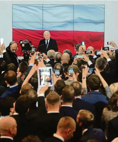  ?? FOTO PROFIMEDIA ?? Jarosław Kaczyński sice mohl být po zveřejnění volebních výsledků spokojený, přesto už tušil, jaké potíže stranu PiS čekají