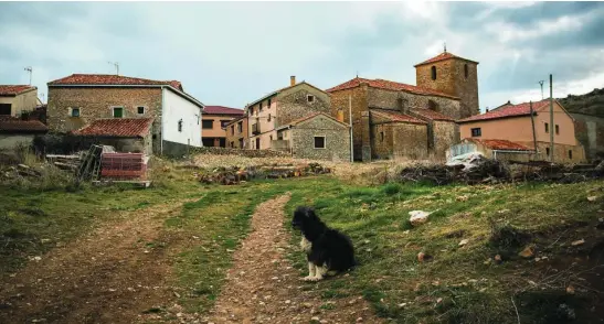  ?? ALBERTO R.ROLDÁN ?? Vista del pueblo de Motos, situado en el extremo surorienta­l de la provincia de Guadalajar­a