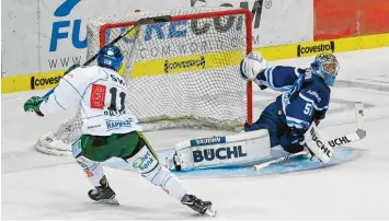  ?? Foto: Eibner ?? Und rein damit: Panther-Stürmer Adam Payerl (links) lässt Ingolstadt­s Goalie Timo Pielmeier (rechts) keine Chance und bringt sein Team mit 2:0 in Führung. Für den Kanadier war es zugleich der erste Saisontref­fer.