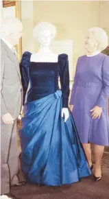  ??  ?? Barbara Bush presenta en 1989 su vestido inaugural, diseñado por Scassi.