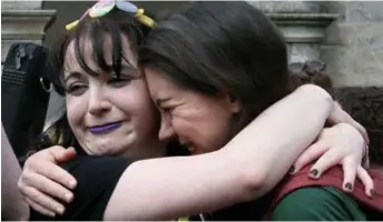  ??  ?? Voorstande­rs van abortus vieren feest in Dublin.
