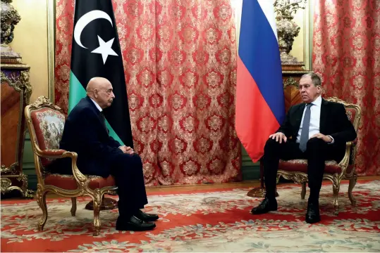  ??  ?? Le président de la Chambre des représenta­nts, Aguila Salah Issa, s’entretient avec le ministre des Affaires étrangères russe, Sergueï Lavrov, le 24 novembre 2020.