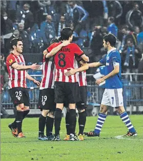  ?? FOTO: AIOL ?? Para el recuerdo
Los leones celebran el triunfo frente al Schalke en presencia de Raúl