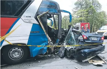  ?? FOTO: ALEJANDRO AMADOR ?? El cuerpo de la joven Laura Carbajal quedó atrapado en el carro en medio de la carretera CA-5.