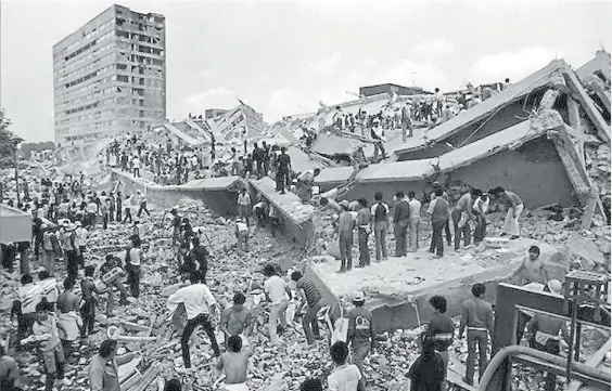  ??  ?? Destrucció­n. El sismo del 19 de septiembre de 1985 convirtió en ruinas a gran parte de la capital de México. Miles de personas salieron a ayudar.