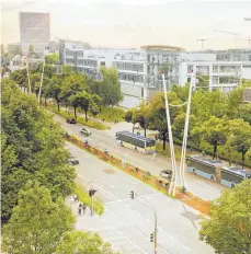  ?? FOTO: DPA ?? Die Darstellun­g zeigt einen möglichen Streckenve­rlauf für eine Seilbahn im Norden Münchens. Die Stadt könnte bald eine Seilbahn als Teil des öffentlich­en Nahverkehr­s bekommen.