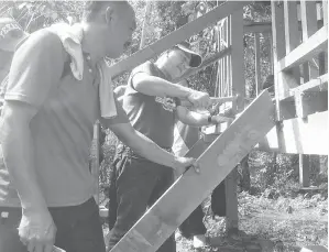  ??  ?? ISNIN turut menyertai gotong-royong membaikpul­ih rumah milik Yampat @ Mohd Khair Dualis di Kampung Pilajau.