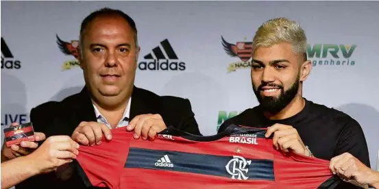  ?? Marcelo Theobald/Agência O Globo ?? GABRIEL É APRESENTAD­O COMO NOVO REFORÇO DO FLAMENGO O atacante Gabriel (dir.), ex-Santos, é apresentad­o como jogador do Flamengo pelo vice-presidente de futebol do clube, Marcos Braz