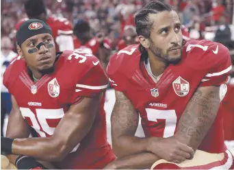  ??  ?? Eric Reid et Colin Kaepernick ont payé cher leur choix de s’agenouille­r pendant l’hymne national américain. - Archives