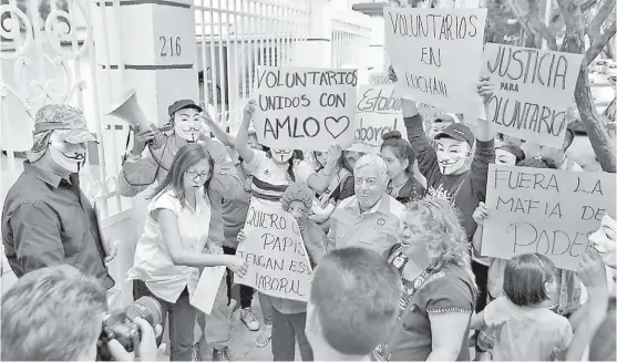  ?? JORGE GONZÁLEZ ?? Apoyo popular el Presidente en la sede de Morena en Ciudad de México.