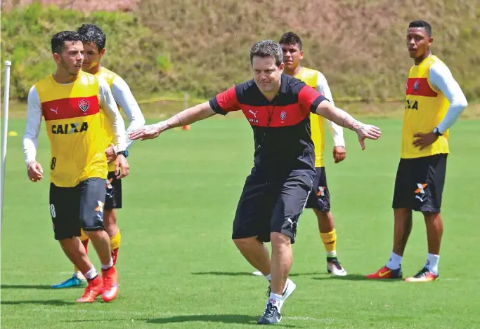  ??  ?? Argel gesticula para os jogadores durante treino na Toca do Leão; em três jogos sob comando do treinador, defesa rubro-negra conseguiu ficar sem tomar gol em dois deles