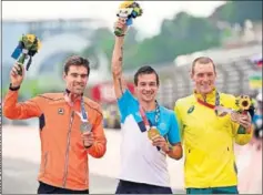  ??  ?? Dumoulin, Roglic y Dennis, en el podio de la contrarrel­oj.