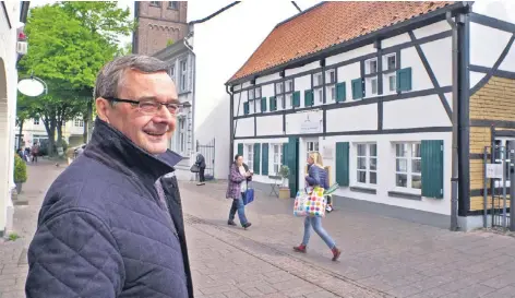  ?? RP-FOTOS: ACHIM BLAZY ?? Karl Heinrich Messer blickt auf das traditions­reiche Haus an der Lintorfer Straße.