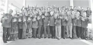  ?? — Gambar Bernama ?? TERPILIH: Mohamed Khaled (depan tengah) bergambar bersama calon-calon BN Negeri Johor bagi Pilihan Raya Umum ke-14 yang diumumkan oleh beliau di Ibu Pejabat Badan Perhubunga­n UMNO, Jalan Yahya Awal di Johor Bahru semalam.