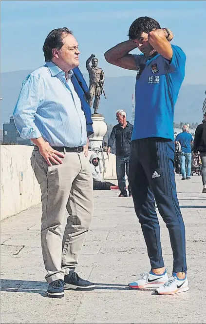  ?? FOTO: Á.L. ?? Jokin Aperribay charla con Xabi Prieto sobre el Puente de Piedra de Skopje en las horas previas al encuentro ante el Vardar en Macedonia