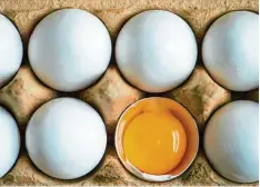  ?? Foto: Armin Weigel, dpa ?? Einige Eier aus Freilandha­ltung können mit Salmonelle­n belastet sein. Die Super märkte rufen sie zurück. Auch Bayern ist betroffen.