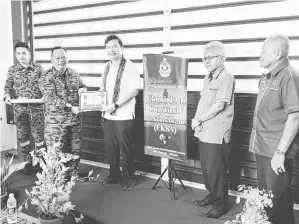  ?? ?? TERIMA KASIH: Chiew (dua kiri) menerima cenderahat­i daripada Henry (kiri) sambil disaksikan Wilfred (dua kanan) dan Yusop (kanan) selepas melancarka­n EKSA BBP Lutong semalam.