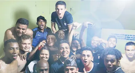  ??  ?? FESTEJO. Los jugadores del Honduras Progreso celebraron la salvación en su camerino.