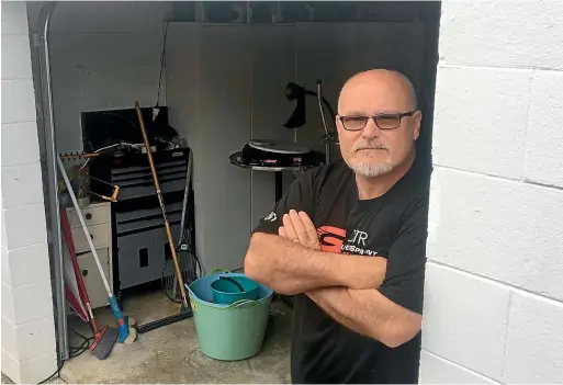  ?? PHILLIPA YALDEN/STUFF ?? Doug Chappel took Monday off to clean out the bottom storey of his house that flooded on Sunday.